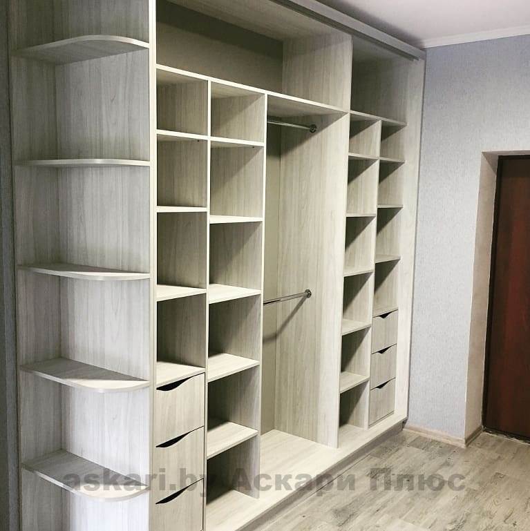 Шкаф-купе с открытыми полками под заказ от Аскари Плюс